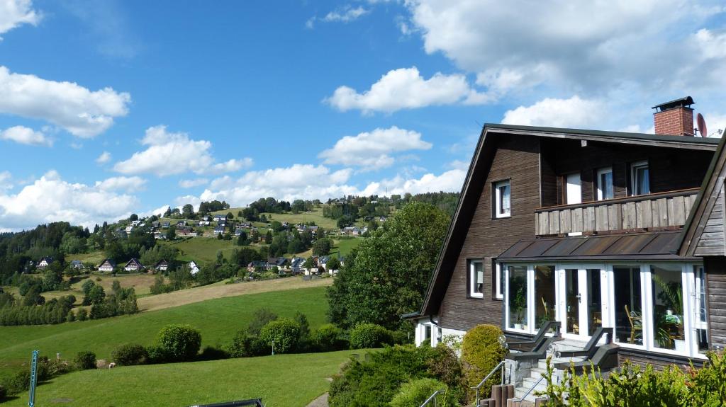 克林根塔尔Domizil Aschbergblick的山丘上带绿地的房子