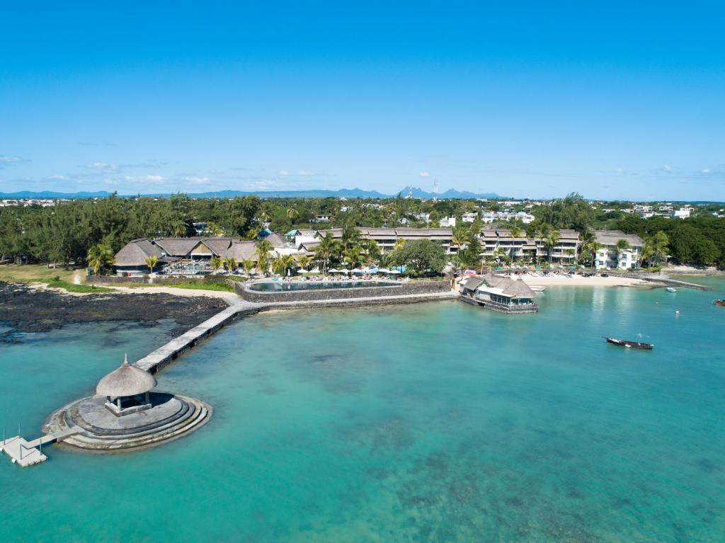 格兰高伯Veranda Paul et Virginie Hotel & Spa - Adults Only的水面上岛屿的空中景观