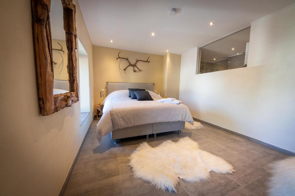 NiederpallenGreen & Breakfast Fjord的卧室配有床和白色地毯。