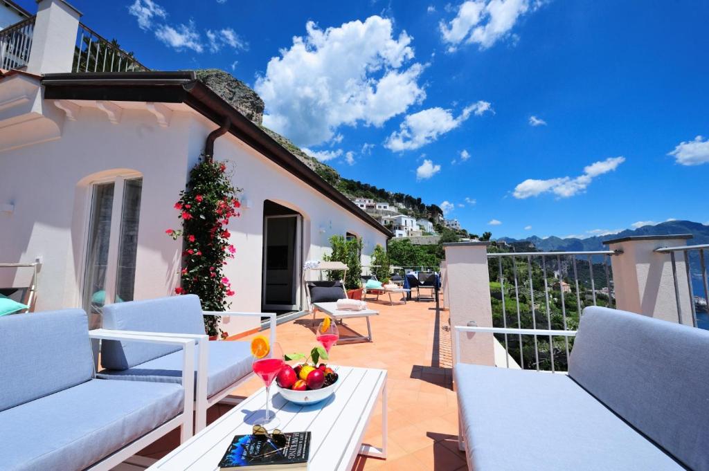 阿马尔菲Amalfi Blu Retreat的阳台配有白色家具和圣诞树