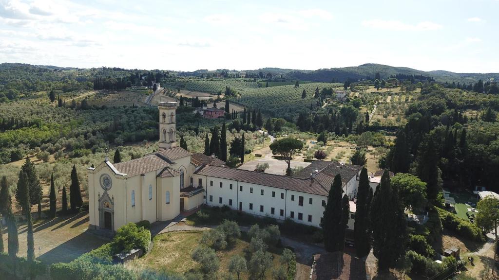 因普鲁内塔Villa Castiglione的山丘上建筑物的空中景观