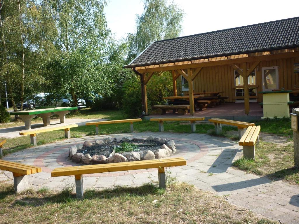 米罗Gruppenbungalow-Waldhaus-Am Ferienpark的公园里一群长凳,有一个火坑