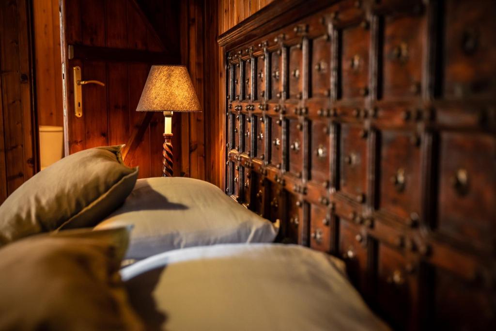 AmigdhaleónLotos的一间卧室配有木制床头板和一张带枕头的床