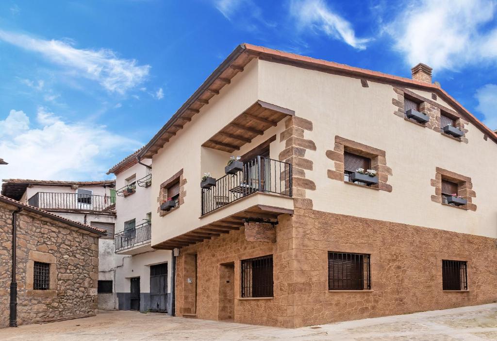 卡韦苏埃拉德尔瓦列El Rincón de la Iglesia的公寓大楼设有阳台,享有蓝色的天空