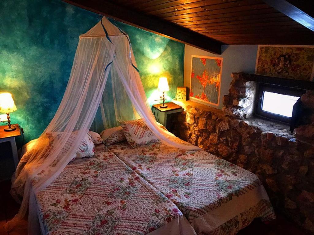 ValeriaLa Quinta de Malu Charming and Romantic getaway in Cuenca的一间卧室配有一张带蚊帐的床
