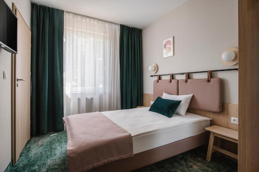 格但斯克雷比赫瓦Hi Hotel Gdansk Airport的酒店客房设有床和窗户。