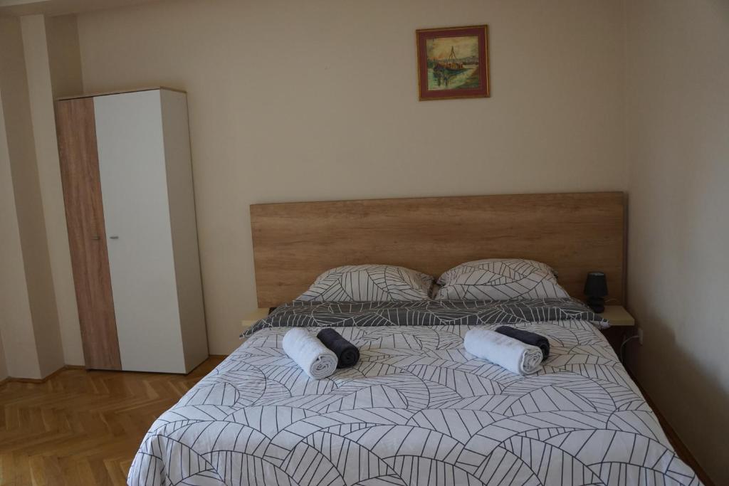 乌日策Apartments Bella的一间卧室配有一张带两个枕头的床