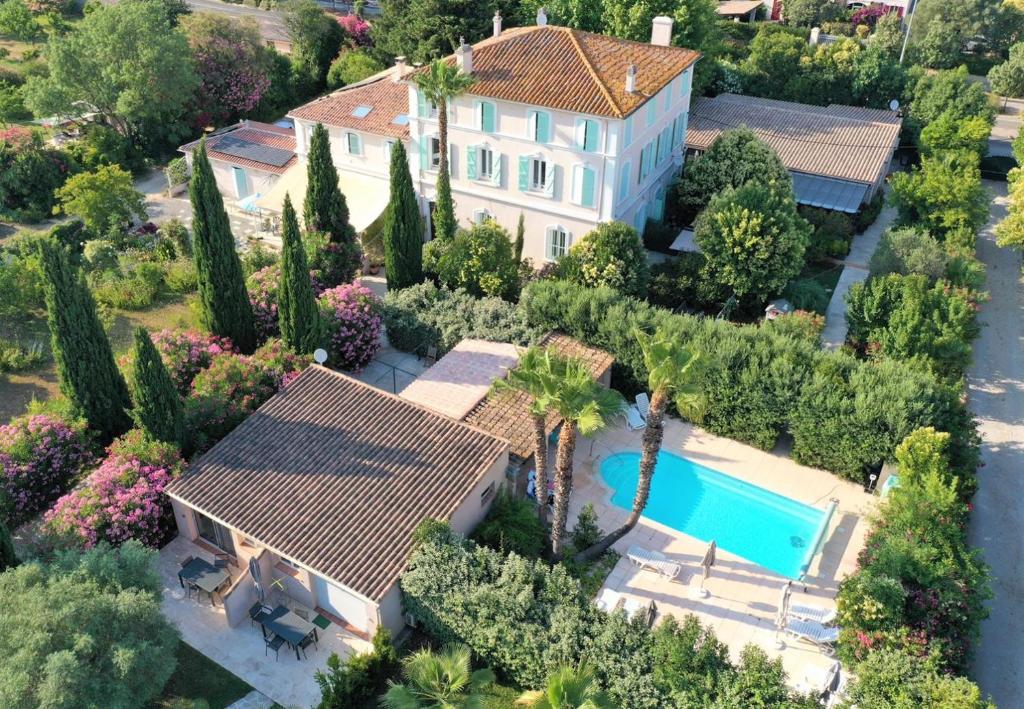 耶尔多曼尼德尔奥孚尼住宿加早餐旅馆的享有带游泳池的房屋的空中景致