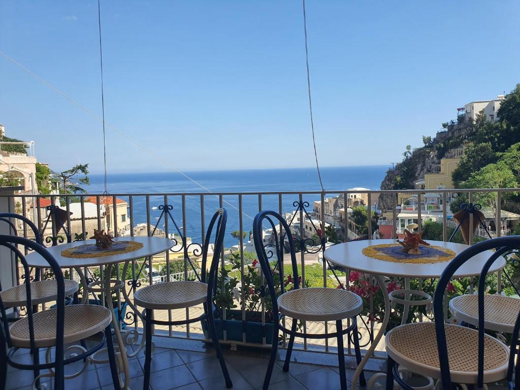 波西塔诺Villa Celentano的一个带桌椅的海景阳台