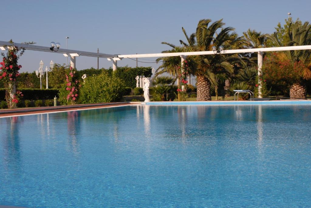 托雷奇安卡Agriturismo Al Parco Lecce的一个带喷泉的大型蓝色游泳池
