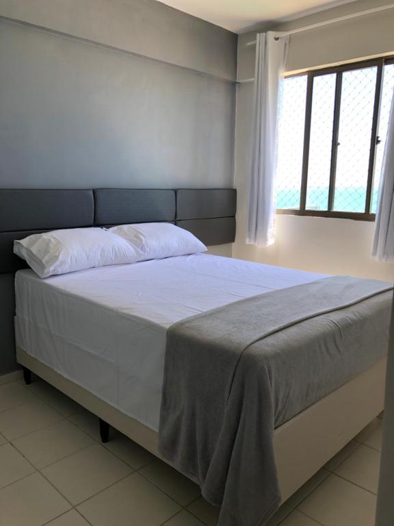 Apartamento 02 quartos completo, BEIRA-MAR com piscina客房内的一张或多张床位