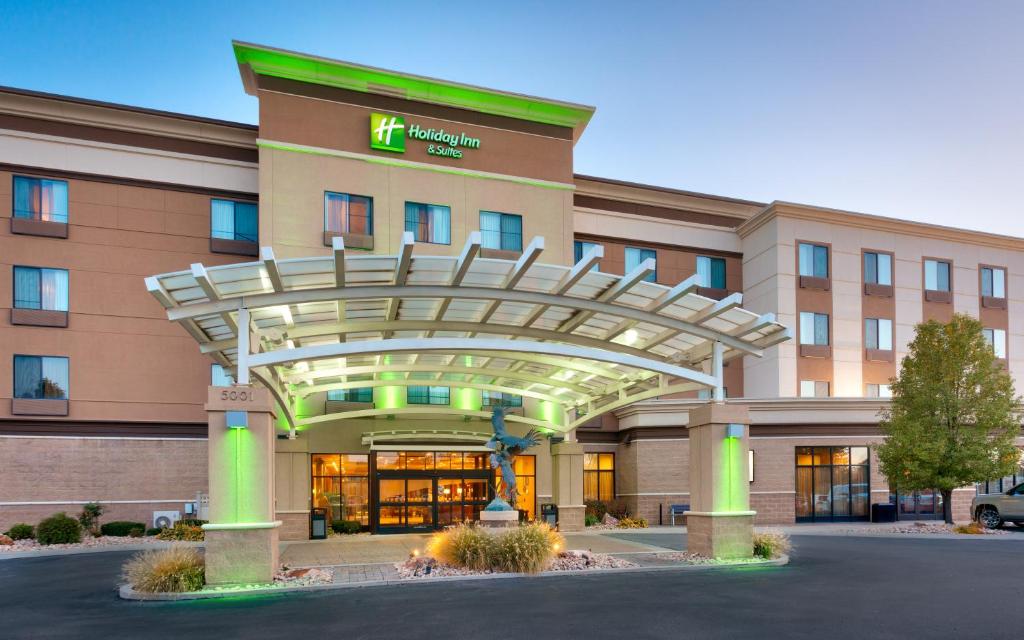 盐湖城Holiday Inn & Suites Salt Lake City - Airport West, an IHG Hotel的前面有拱门的酒店大楼