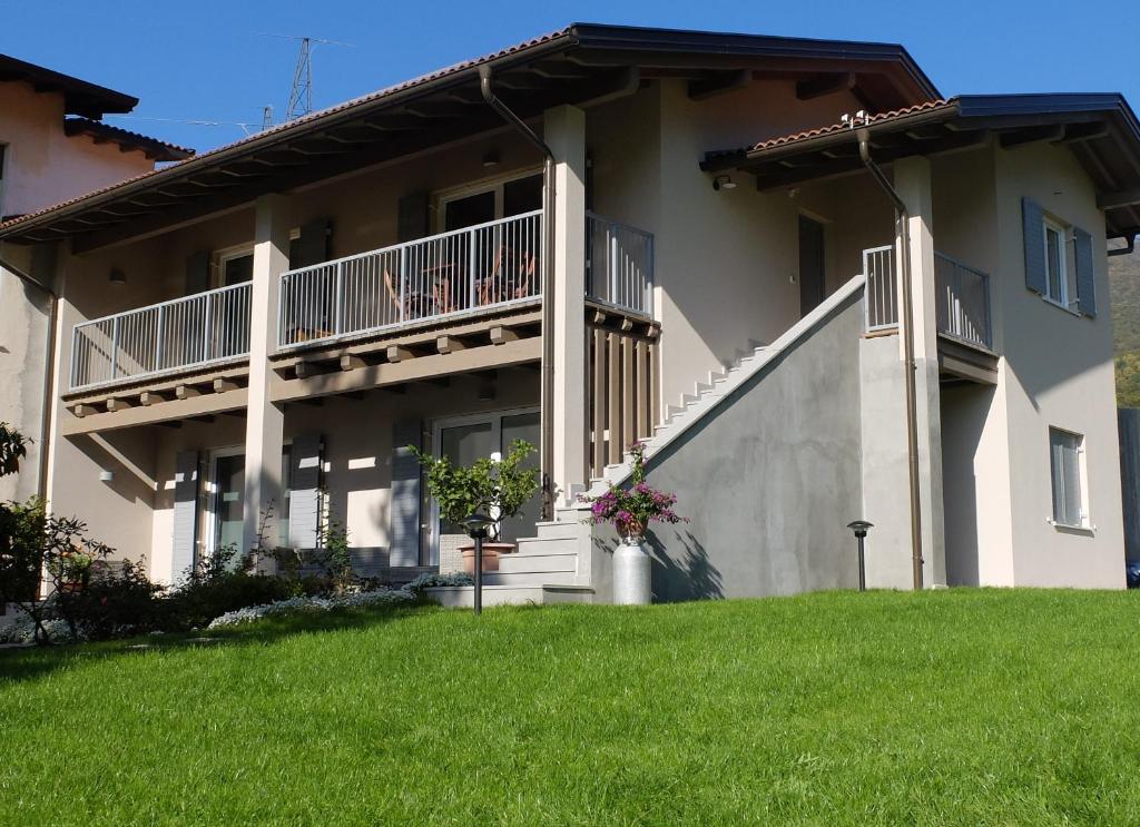 加尔多内-里维耶拉Casa di Elisa的前面有草坪的大房子