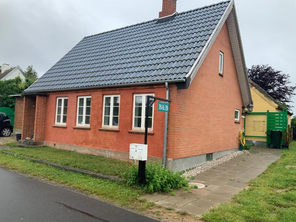 TranekærLohalshygge的黑色屋顶红砖房子