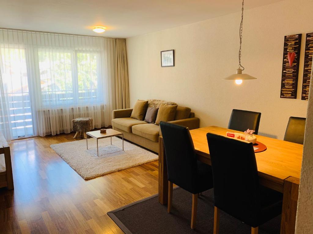 采尔马特伊兰公寓度假屋的客厅配有桌子和沙发