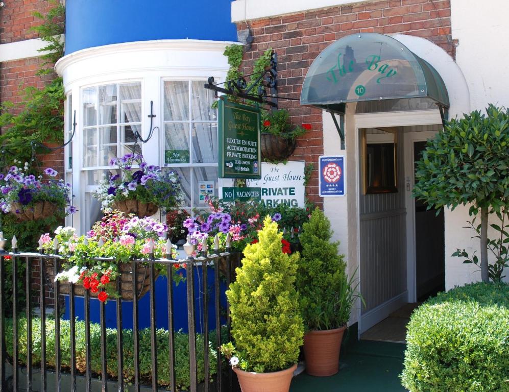 韦茅斯海湾旅馆的花店在建筑前有鲜花的花店