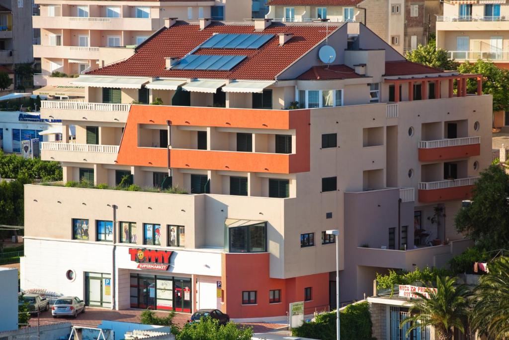 马卡尔斯卡阿加瓦公寓的红色屋顶的公寓楼