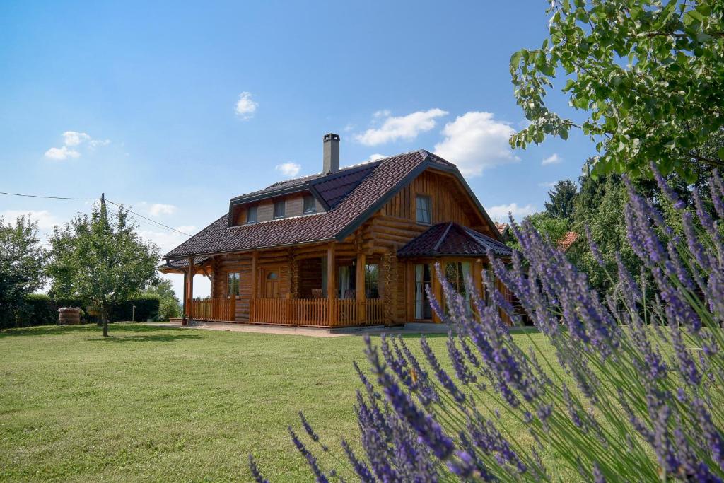 LudbregKuća lješnjaka的小木屋前方有紫色花