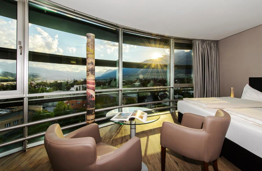 蒂罗尔州霍尔帕克大厅酒店-蒂罗尔的酒店客房设有一张床和一个大窗户