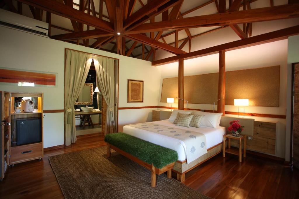 邦劳Donatela Resort and Sanctuary的一间卧室配有一张床和一台电视。