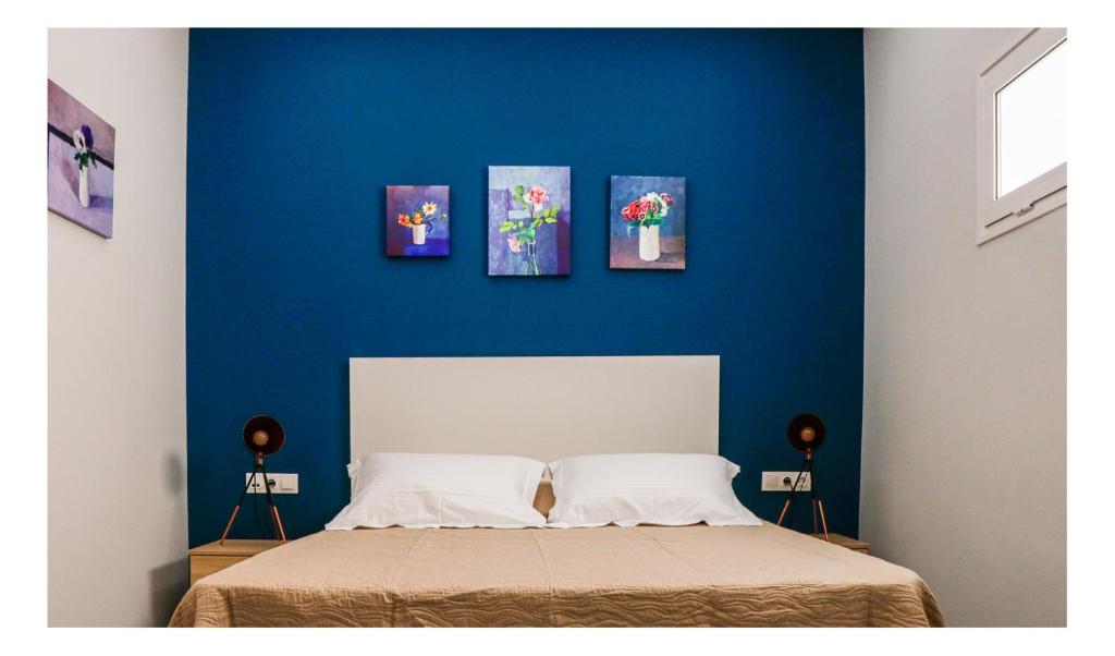 海若克利欧Terpsis Lodge的一间卧室设有蓝色的墙壁和床