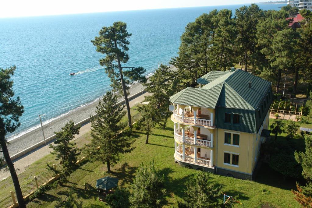 科布列季Marshal Resort Kobuleti的海洋旁房子的空中景观