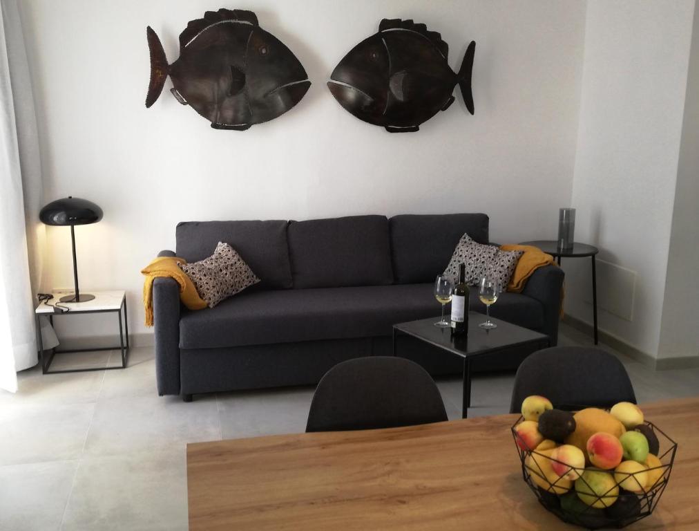 卡拉米洛Calamilloraptm2的客厅配有沙发和带一碗水果的桌子