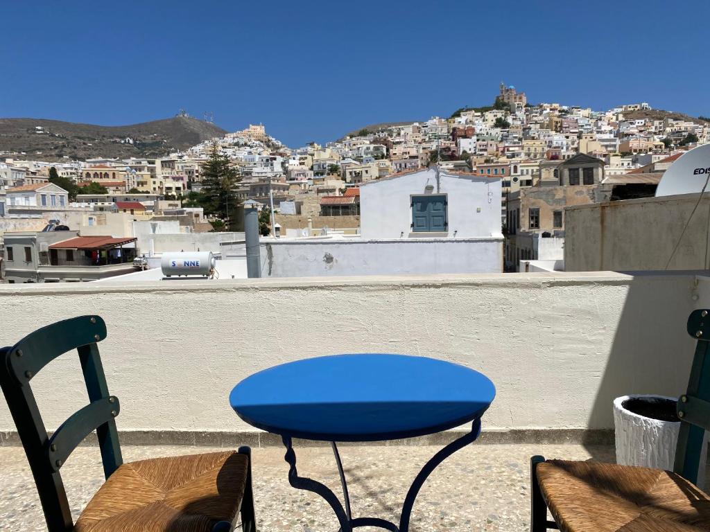 埃尔莫波利斯Porto的城市阳台上的蓝色桌椅