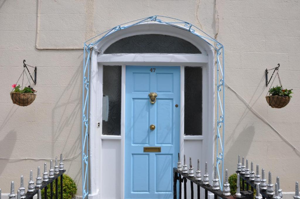 邓莱里Mulgrave Lodge的两篮房子的蓝色门