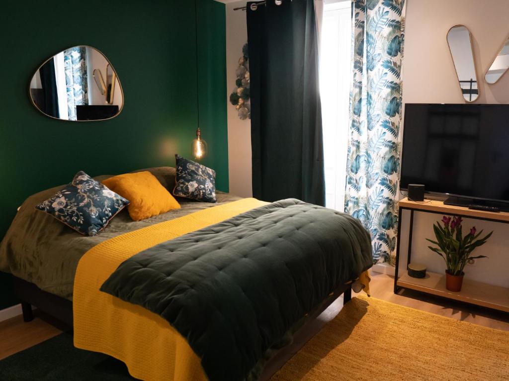 滨海萨纳里studio coeur de ville neuf et design tt equipé parking gratuit的一间卧室配有一张床、镜子和电视