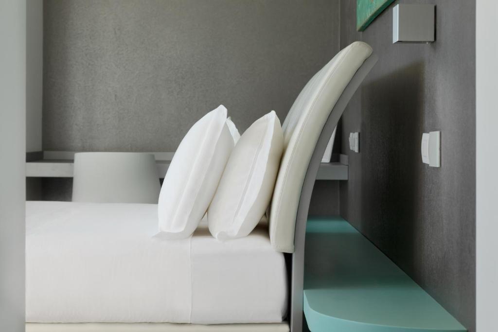 雷卡纳蒂港Life Hotel Seaview & Spa的一张床上的白色枕头