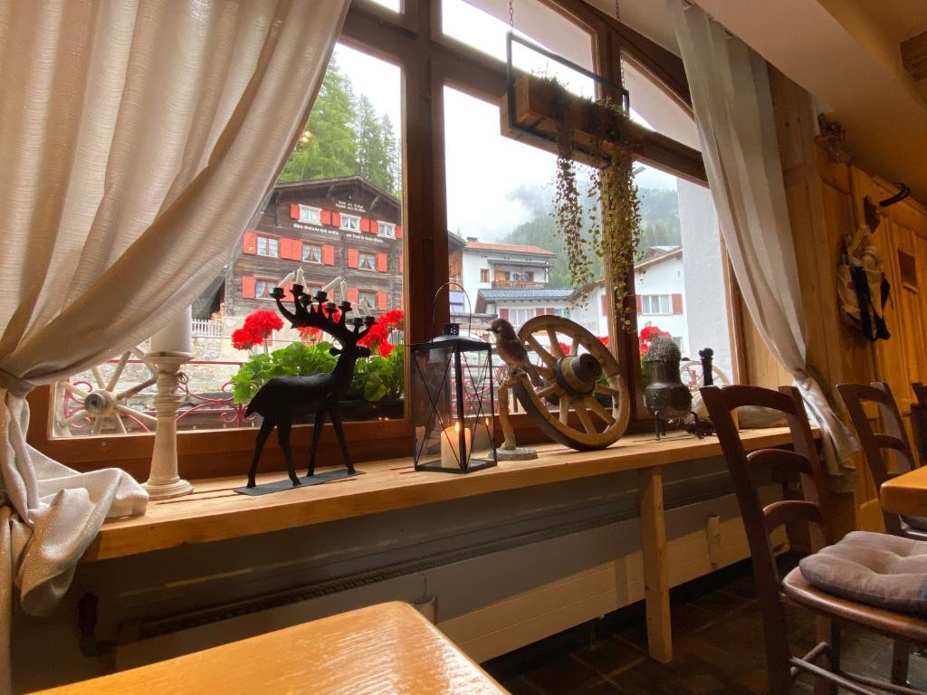 Langwies雪绒花宾馆的享有城市美景的窗台