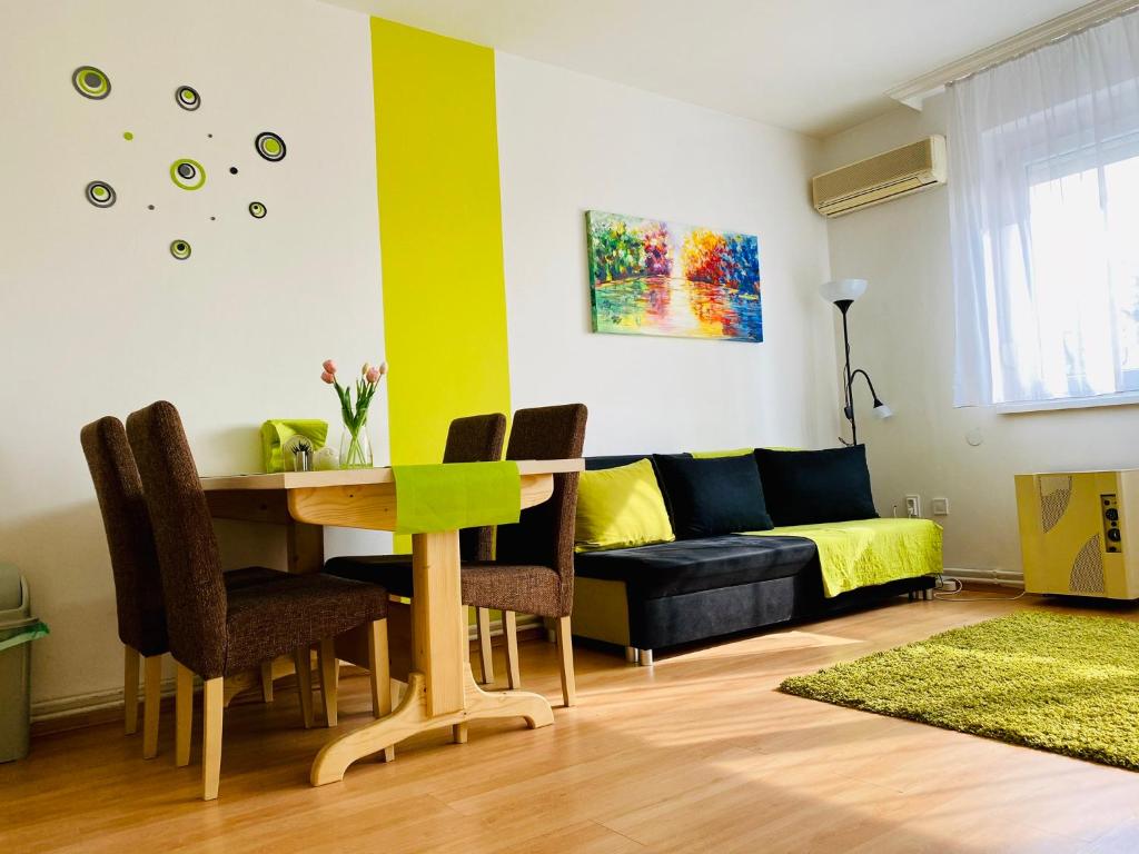 塞格德Kálvária Apartman Szeged的客厅配有桌子和沙发