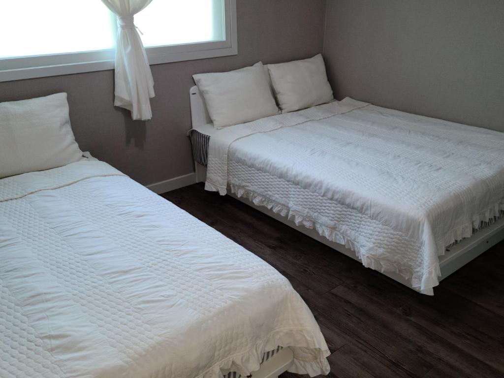 南海郡圣达菲度假屋的两张床位于带窗户的房间内
