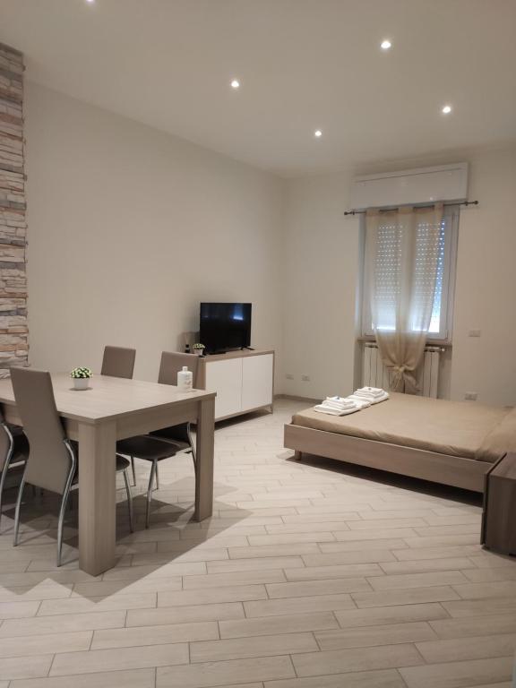 菲乌米奇诺Fiumicino Dream & Fly 2的卧室配有一张床和一张桌子及椅子