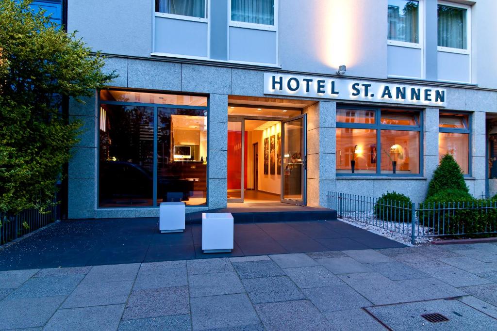 汉堡圣安纳酒店的建筑前有两件白色物品的酒店