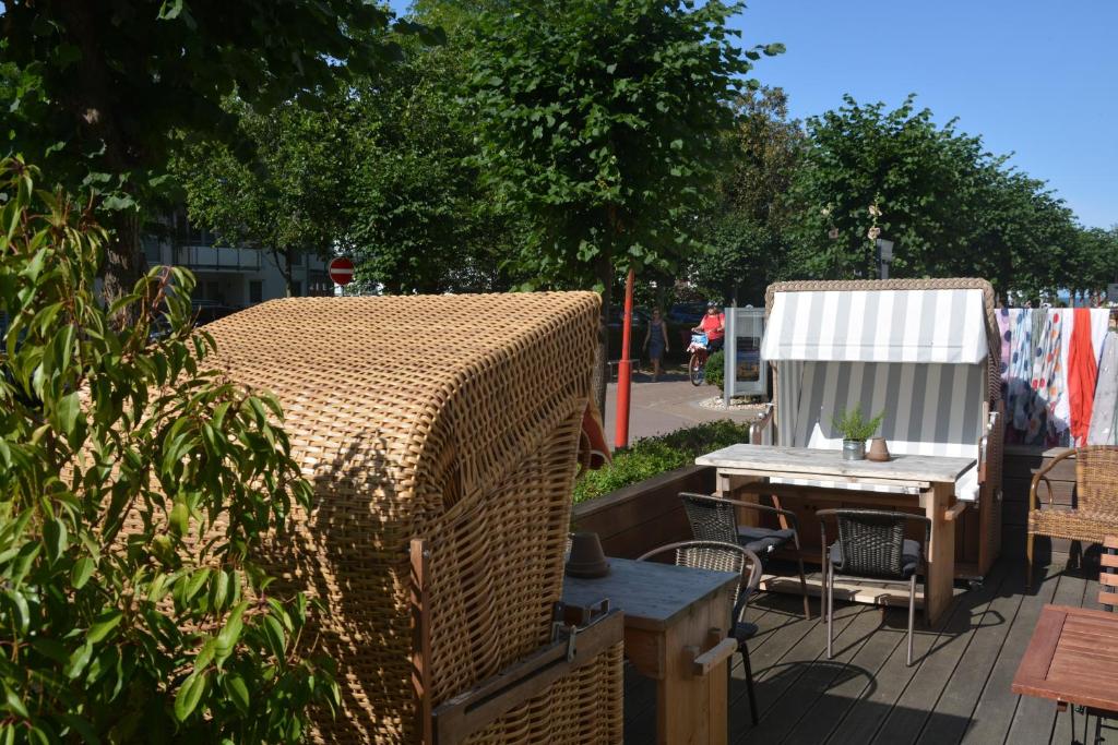 宾茨阿斯特丽德海滨旅馆的庭院设有野餐桌和帐篷。