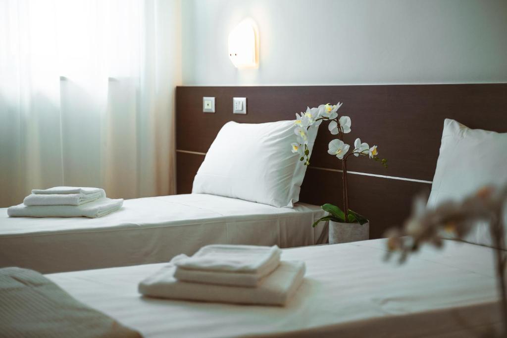 帕尔马诺瓦Albergo Commercio的酒店客房,配有两张带毛巾的床