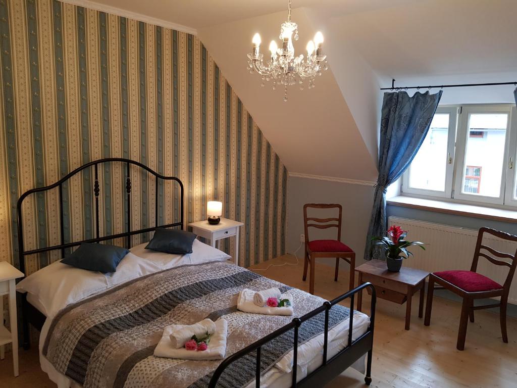 特鲁特诺夫Vila Janáčkova - 1st republic villa的一间卧室配有一张床,上面有两条毛巾