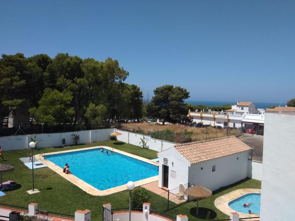 科尼尔-德拉弗龙特拉Apartamento La Rotonda C-116的度假村游泳池的图片