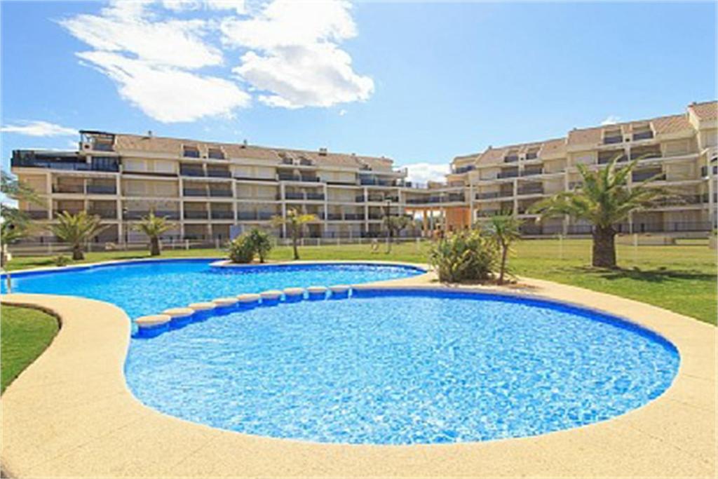 Apartamentos Almadraba VyB内部或周边的泳池