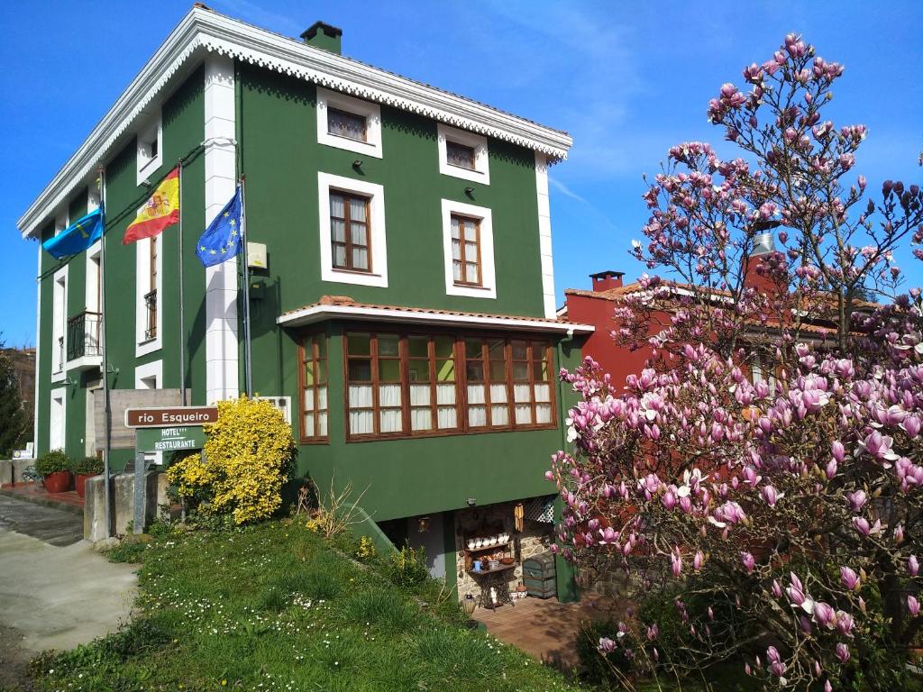 索托德卢伊尼亚萨斯维杰德尔萨斯特里酒店的前面有鲜花的绿色建筑