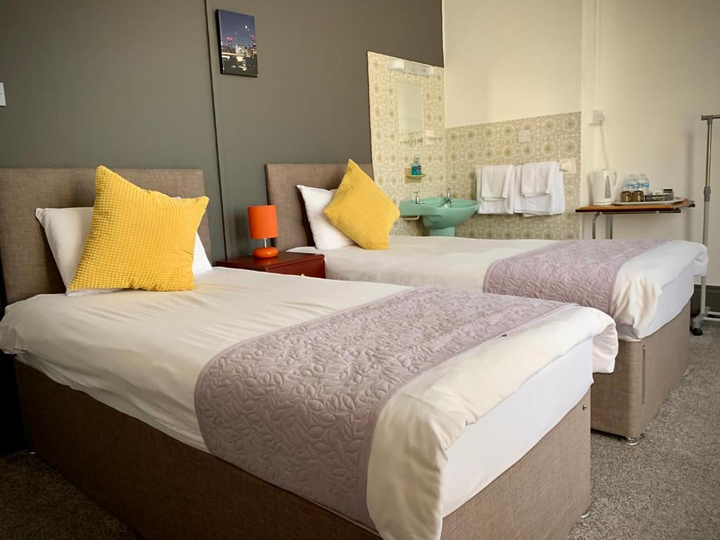 曼彻斯特Manchester Stay Hotel的配有2张床的酒店客房 - 带浴室