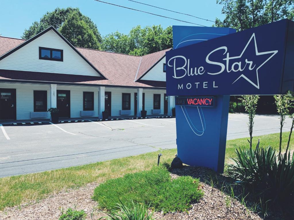 DouglasBlue Star Motel的大楼前的蓝星汽车旅馆标志