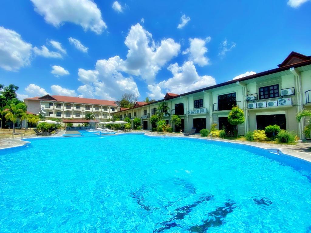 安吉利斯安格里斯帕乐思酒店的一座大型游泳池,位于部分建筑前