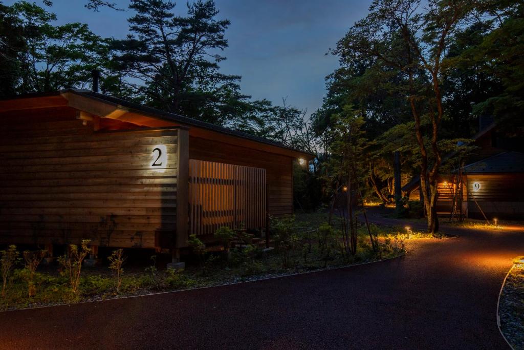 箱根Hakone Retreat villa 1f的一座晚上有号码的建筑