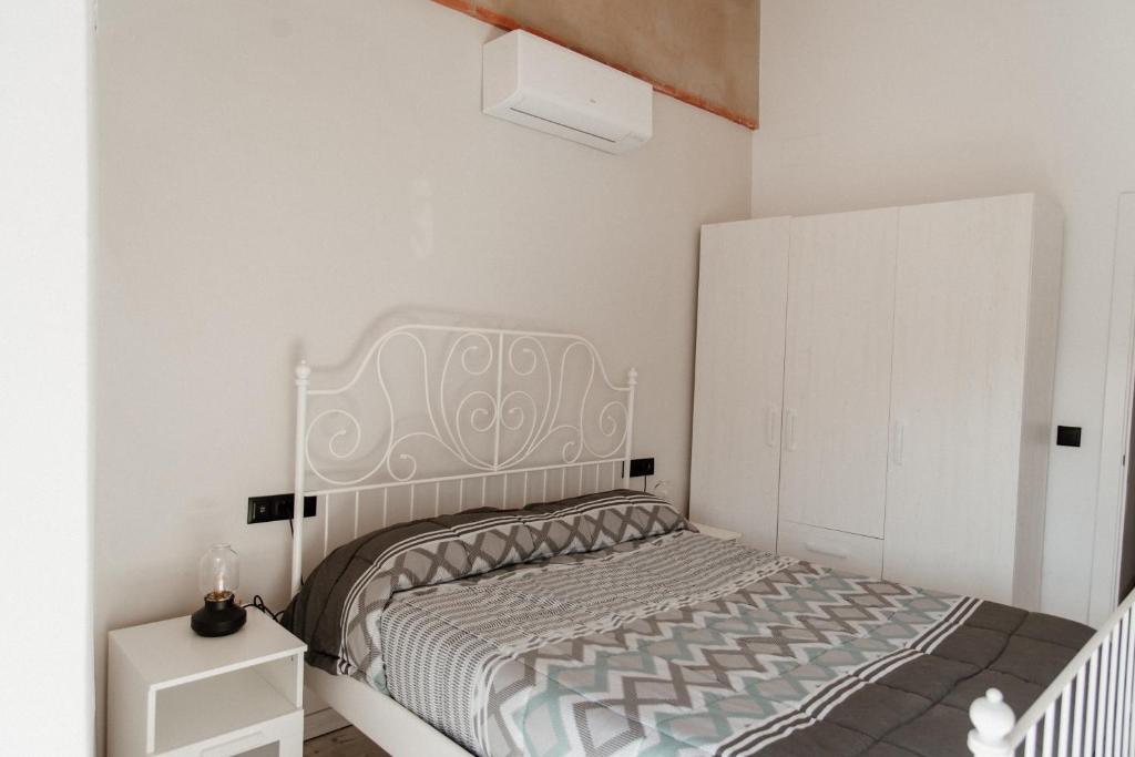 特鲁希略Casa Rural Turgalium的白色卧室配有床和白色橱柜