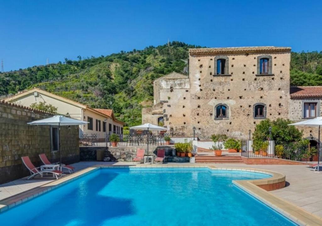 卡迪里翁西塞尔Il Borgo Country Resort的一座别墅,在一座建筑前设有一个游泳池