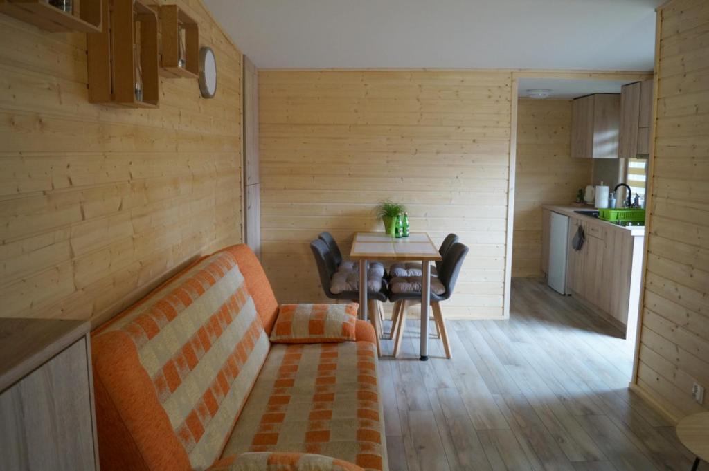 梅尔诺Pogodny Domek的客厅配有沙发和桌子