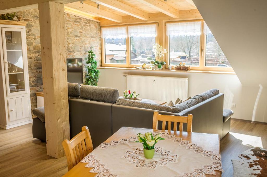 加尔米施-帕滕基兴Ferienwohnung Bergpanorama的客厅配有沙发和桌子